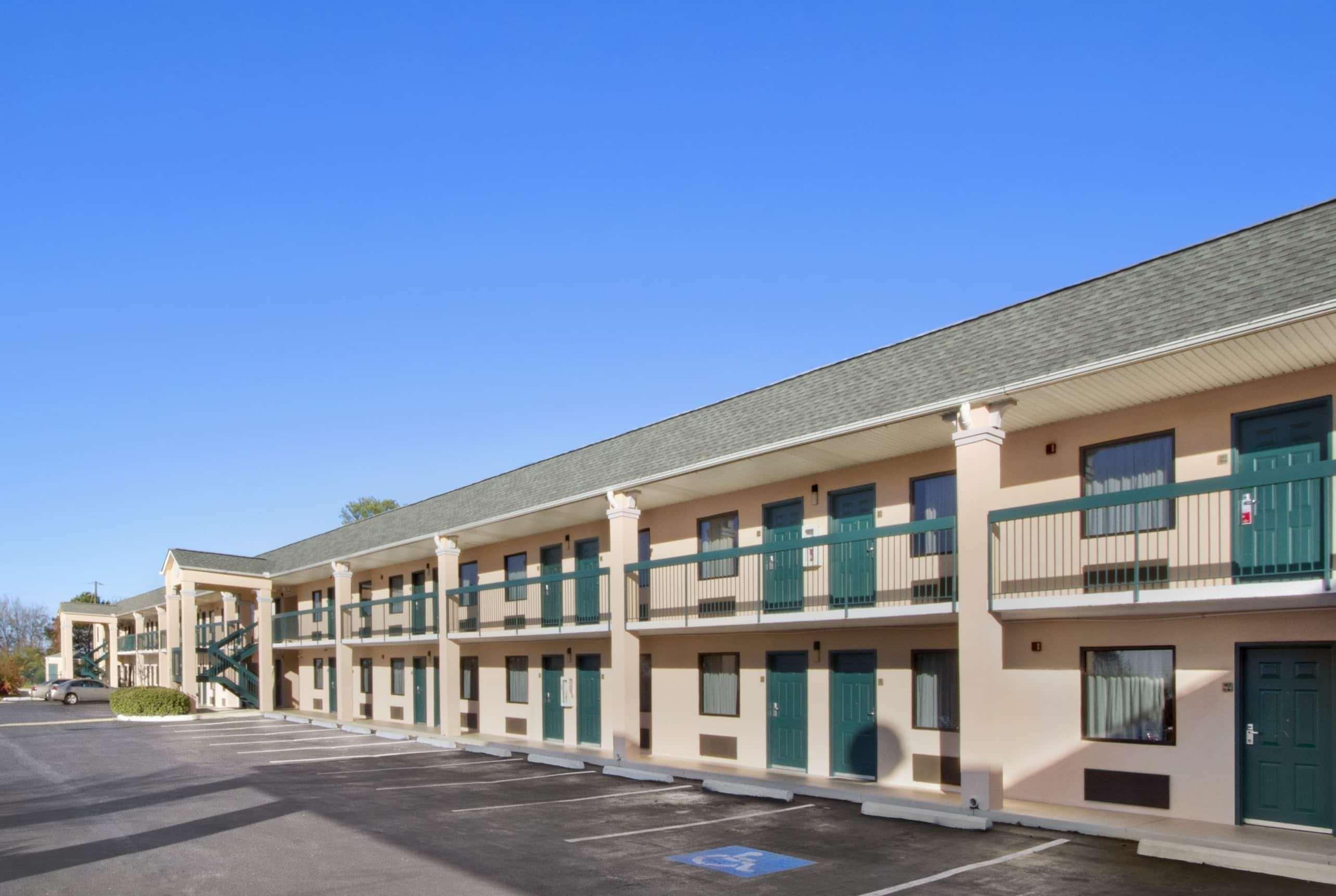 Days Inn By Wyndham Lexington-Columbia Exterior photo