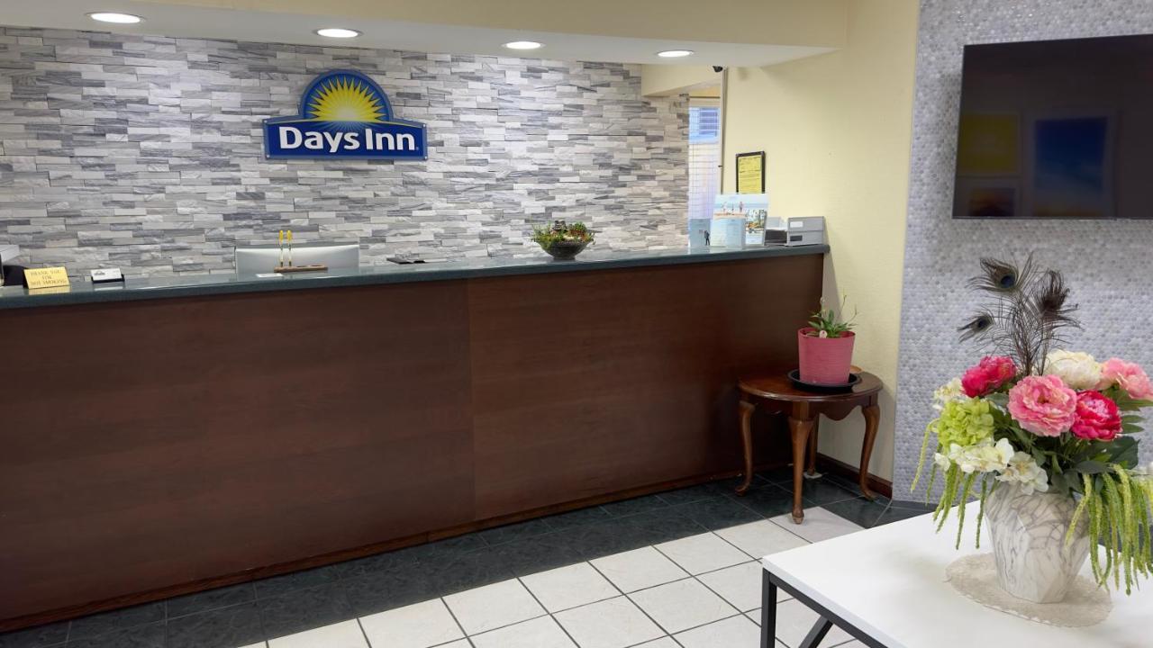 Days Inn By Wyndham Lexington-Columbia Exterior photo