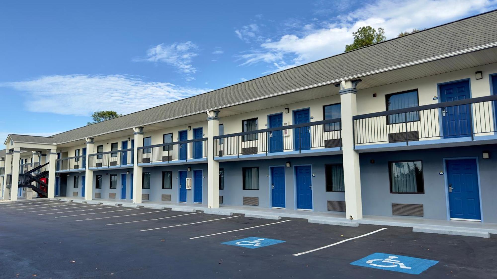 Days Inn By Wyndham Lexington-Columbia Exterior photo